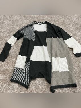 Able Black, White & Gray Colorblock Open-Front Cardigan